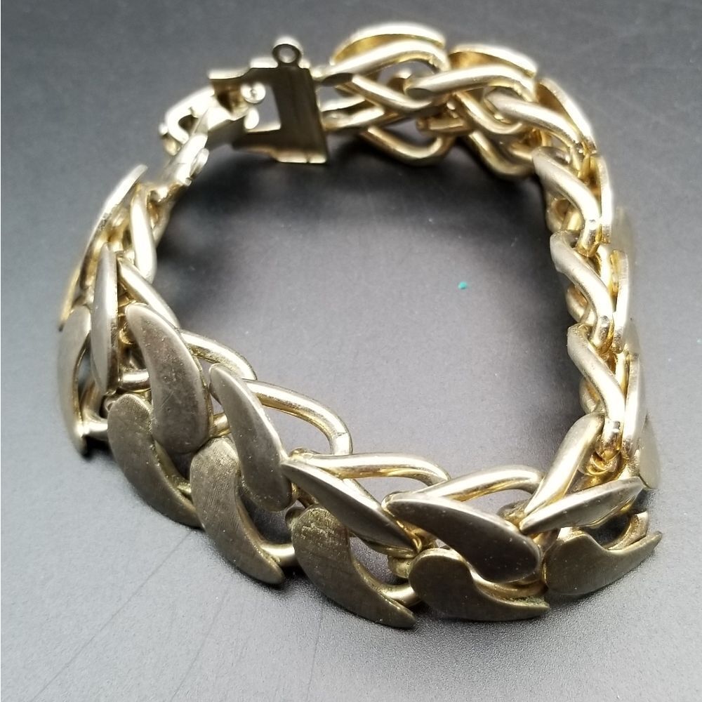 Stunning vintage swirl bracelet. B313